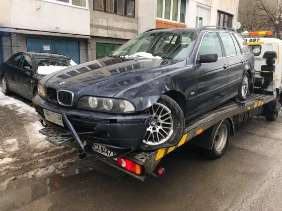 Автомобил със счупен носач
