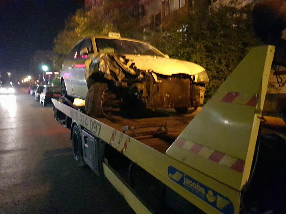 Такси след катастрофа в София